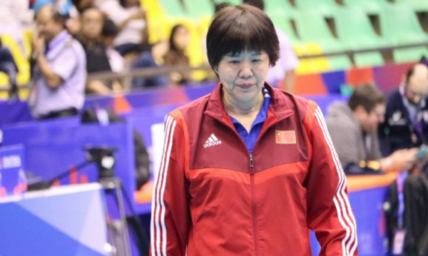 郎平：2段婚姻3段情，年過五旬遇真愛，被“平凡”丈夫寵成小女人