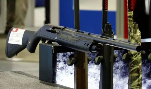 運鈔員不都是警察或軍人，為什麼可以配槍？他們用的都是什麼槍？