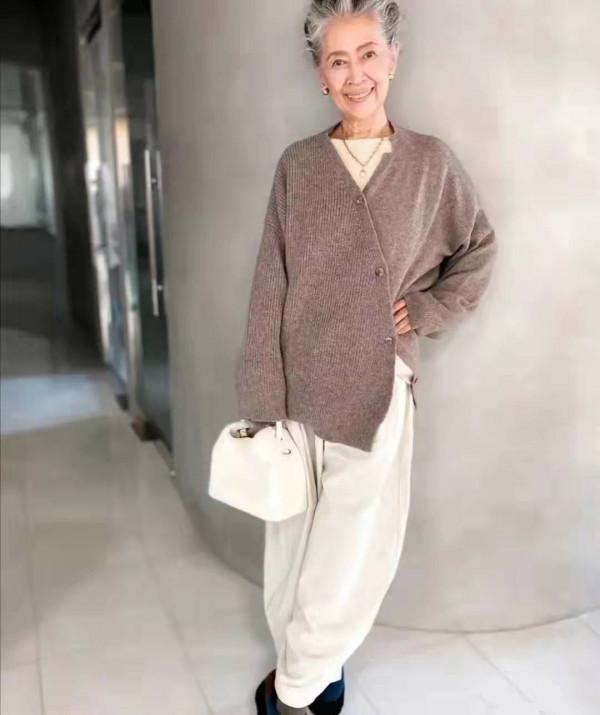 精緻的女人從不在乎年齡，看這位71歲奶奶的打扮，精緻洋氣