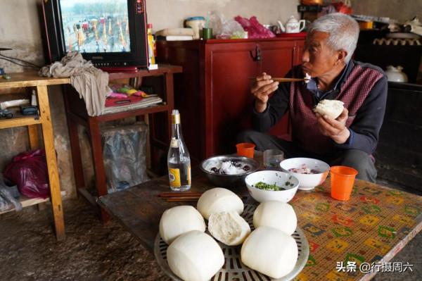 7旬大叔獨守500年古堡，1臺電視機用了30年，看他活成啥樣