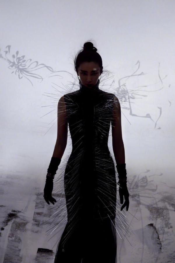 48歲李冰冰不服老，秋日巾幗大片化身女戰士，眼淚妝讓人移不開眼