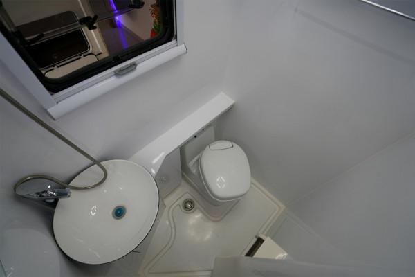 支援個性化定製，室內空間高，價效比高，愛旅途V90C型房車