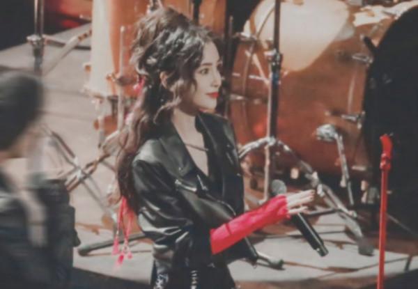 北京衛視沸騰之夜，Angelababy玩搖滾，與黑豹樂隊合作經典作品