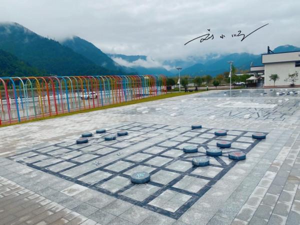四川綿竹驚現“棋盤村”，村裡到處都是巨型棋盤，遊客：名不虛傳