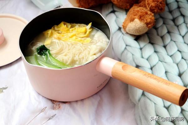 天冷了,花10分鐘時間煮一鍋餛飩麵,吃得暖暖和和的,簡單又美味 天冷了,花10分鐘時間煮一鍋餛飩麵,吃得暖暖和和的,簡單又美味