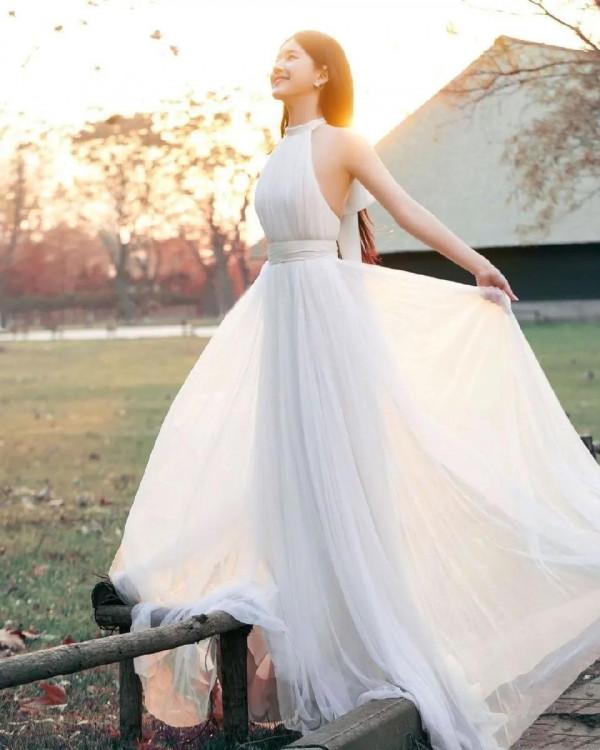 趙露思白色露肩裙，超級甜美，仙氣十足