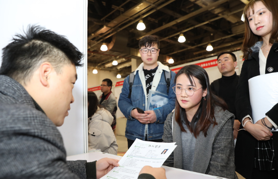 大學生就業調查,6成大學生認為,自己在畢業10年內將年入百萬 大學生就業調查,6成大學生認為,自己在畢業10年內將年入百萬