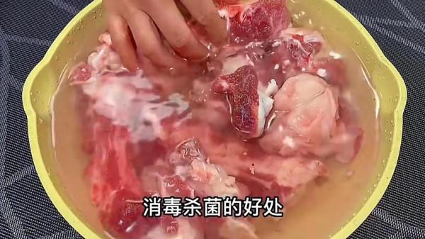 燉骨頭湯，牢記“兩不放”訣竅，湯白肉香不油膩，營養全保留