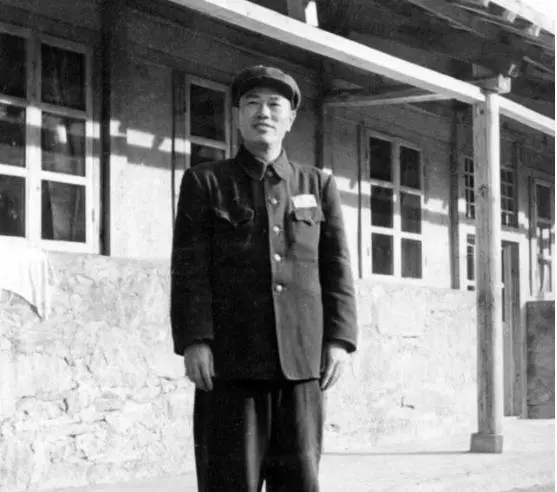 80年鄧華去世後，李玉芝在家中掛了他的遺像：我多想為你唱首歌