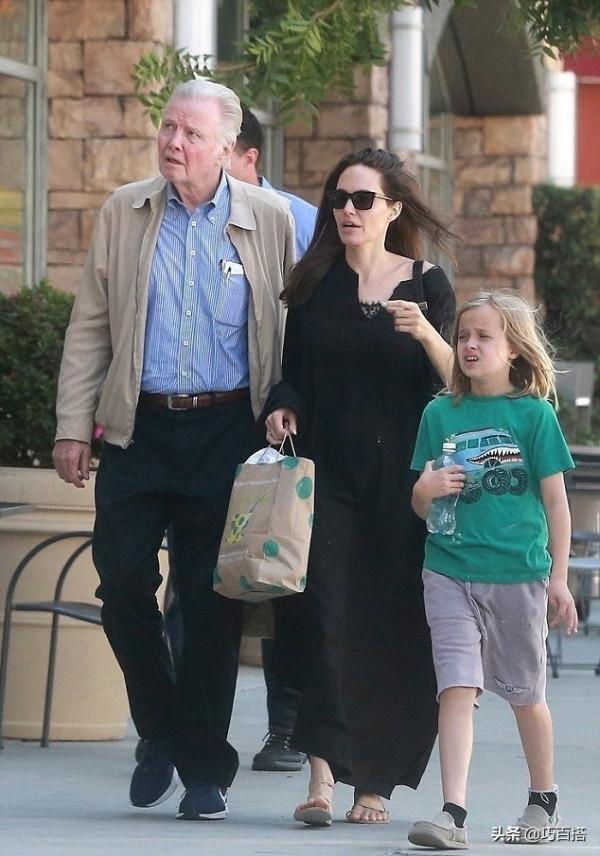 中年姐姐不用怕，黑色單品照著安吉麗娜這樣穿，完全不擔心變老氣