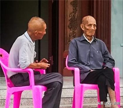 紅軍哥倆突圍，兄衝出成少將，弟被俘回家種田，找他時說安心務農