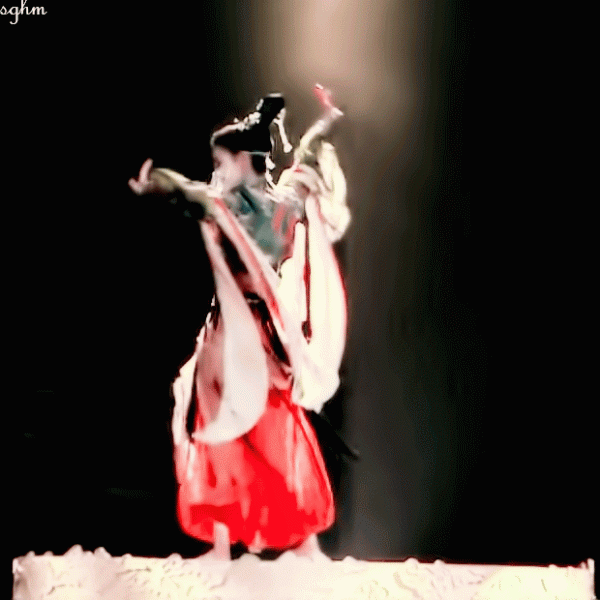 哈尼克孜就像是一個落入凡間的精靈 哈尼克孜就像是一個落入凡間的精靈