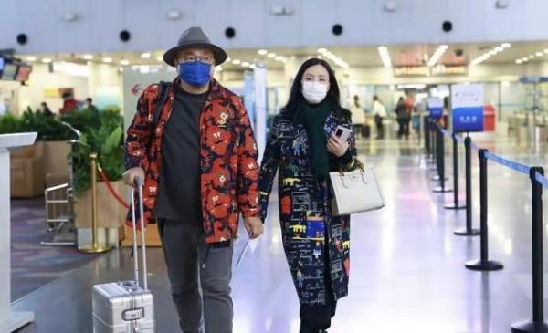 70後還能這麼穿,被徐崢陶虹機場土味穿搭甜到了,中年情侶系列 70後還能這麼穿,被徐崢陶虹機場土味穿搭甜到了,中年情侶系列