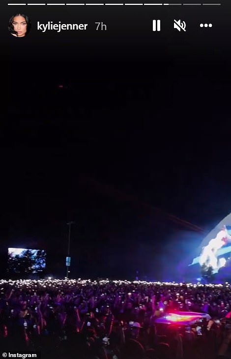 美頂流歌手演唱會煽動狂歡致8人被踩死!目擊者:他邊唱邊看人死 美頂流歌手演唱會煽動狂歡致8人被踩死!目擊者:他邊唱邊看人死