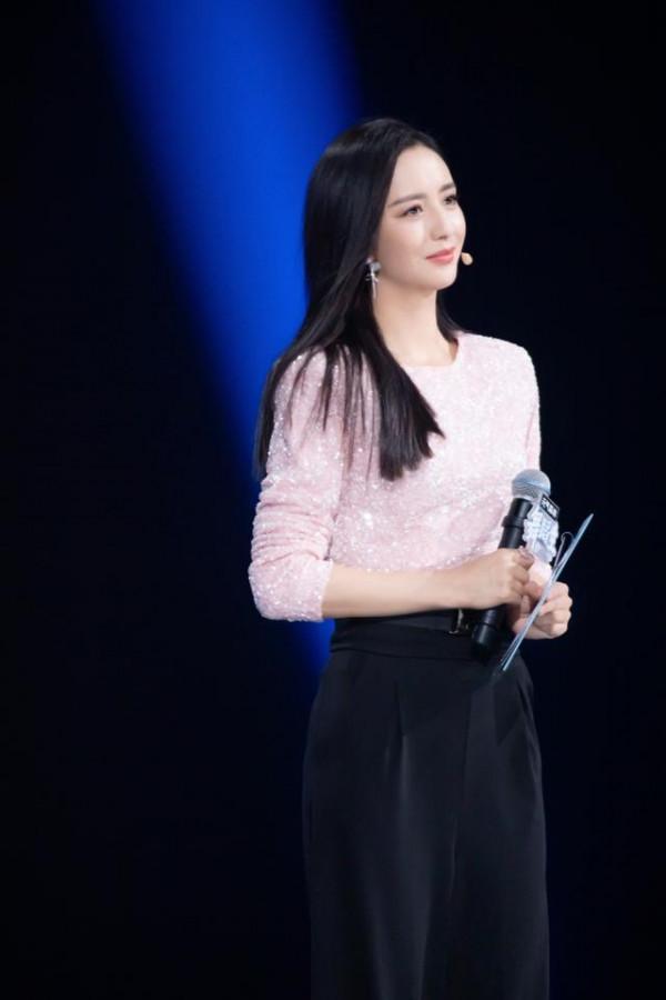 單身後的佟麗婭更嫩了，穿粉色露腰裝配披肩直髮，少女感越發出眾