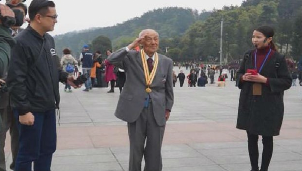 2016年,96歲日本人來中國,身帶“解放軍”勳章:我是八路軍戰士 2016年,96歲日本人來中國,身帶“解放軍”勳章:我是八路軍戰士