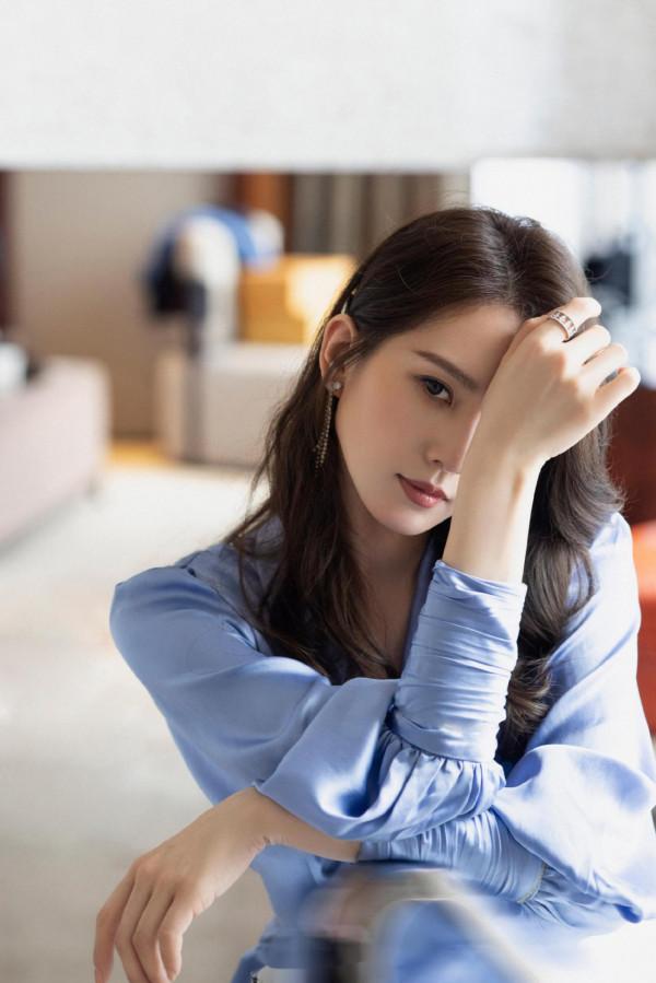 劉詩詩藍色絲綢長裙優雅靈動 秀精緻側顏氣質溫柔 劉詩詩藍色絲綢長裙優雅靈動 秀精緻側顏氣質溫柔