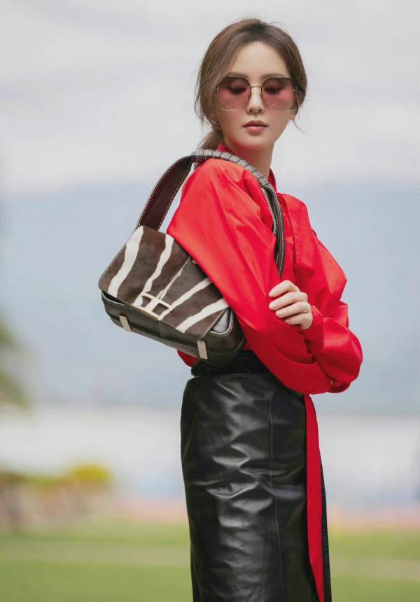 劉詩詩最新代言太牛!穿中國紅新風格開掛,徹底擺脫“人淡如菊” 劉詩詩最新代言太牛!穿中國紅新風格開掛,徹底擺脫“人淡如菊”