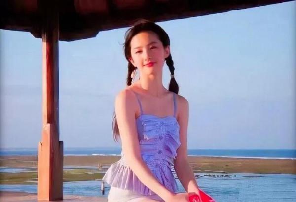 看了19歲扎著雙馬尾的劉亦菲 ​​​​，感覺我們是來人間湊數的