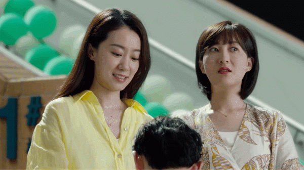 張小斐客串沈騰新電影，穿搭雖然很年輕，但是卻有種“媽”的感覺