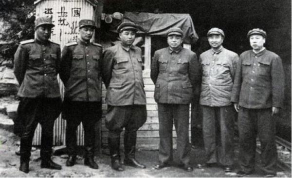 金日成緊握著彭德懷的手說：我是久仰你的大名了