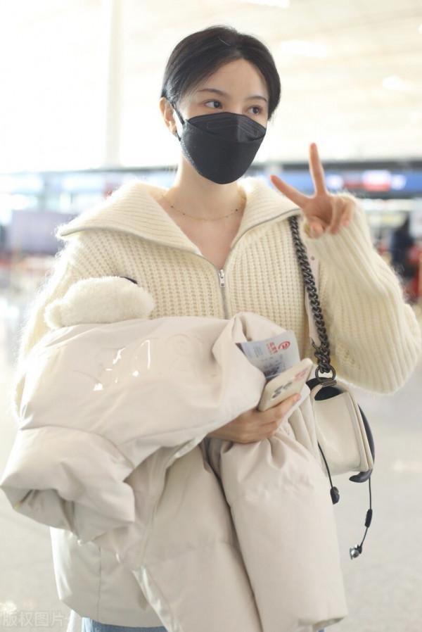 陳小紜穿奶白色拉鍊毛衣搭配牛仔褲，溫溫柔柔純欲氣質