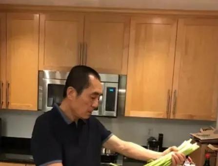 參觀張藝謀住的豪宅，平時在家也親自下廚，老婆像個年輕小姑娘