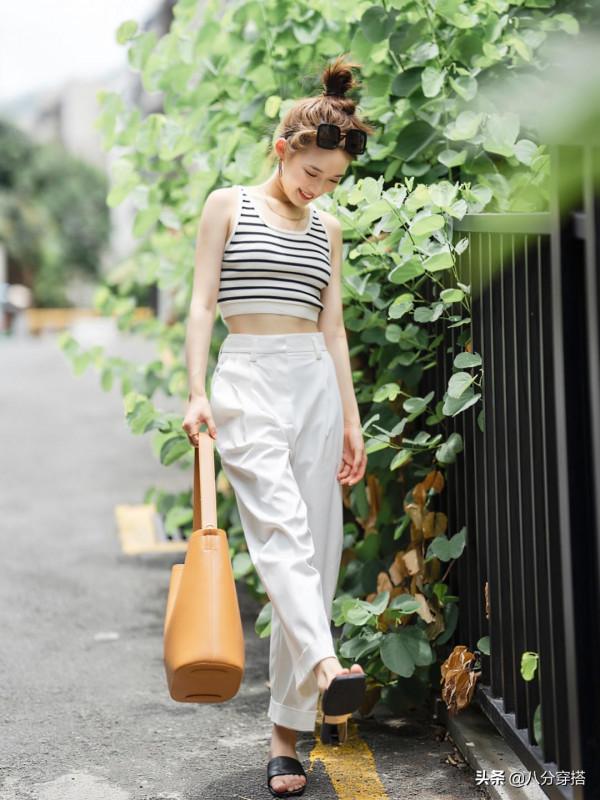 秋天，“針織衫”的洋氣穿法是這樣的，搭配半身裙簡約利落，真美