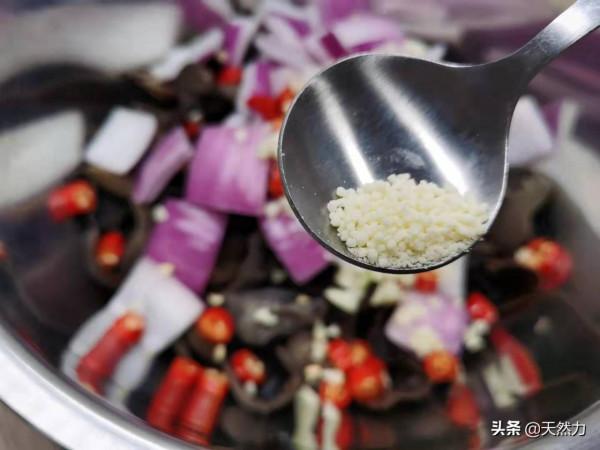 飯店的洋蔥拌木耳是怎麼做出來的，告訴你步驟和技巧，收藏好哦