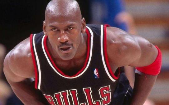 出手次數相同，庫裡13658次的投籃得到18945分，喬丹拿了多少分