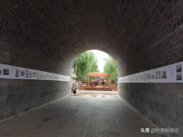 漢EV自駕山東，帶著家人來逛沂州古城，孩子一人就能吃兩串魷魚