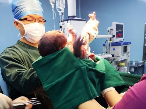 暴躁新生兒”走紅，臍帶沒剪就要跑，護士哭笑不得：差點就沒抓住