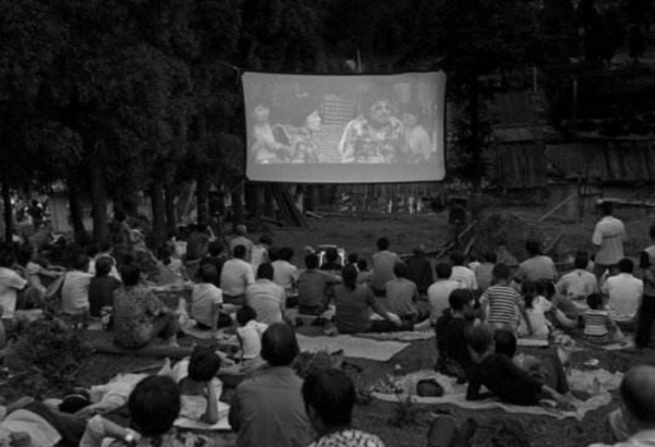 河南一女子模仿武則天，泡麵當王冠，麻袋做龍袍，23家公司求籤約