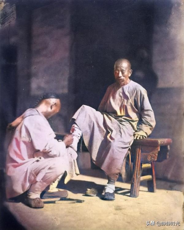 晚清老照片：太監抬著總統女兒去見慈禧太后，男子辮子長到挨地