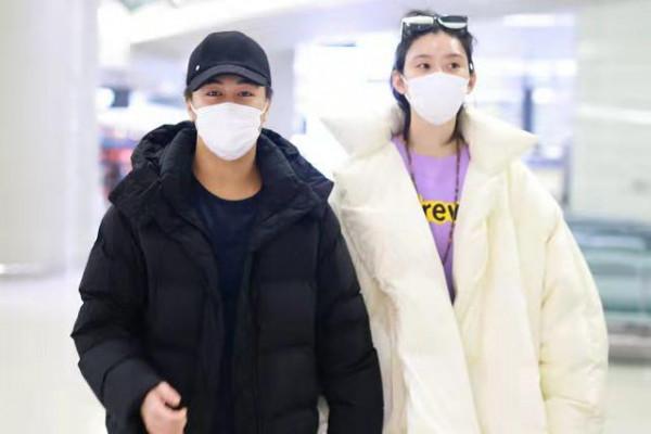 奚夢瑤夫婦走機場，她一身潮範穿得像小姑娘，小5歲老公像助理