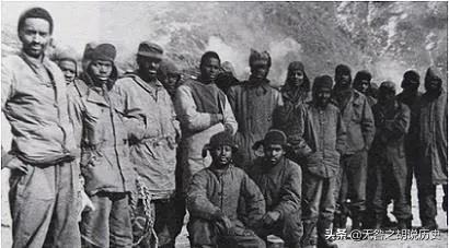 一個黑人士兵舉著白旗朝志願軍走來，突然黑人身後的美軍開火了