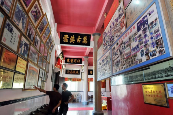 惠安解放軍烈士廟，手機潛艇模型是祭品，廟主：他們生前沒用過