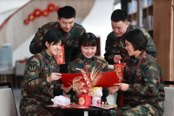 超多笑臉超多圖，快遞軍營年味濃又香！