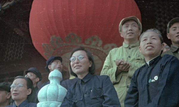 開國大典的40名女便衣:潛伏在天安門城樓上,盞茶倒水間偵察敵情 開國大典的40名女便衣:潛伏在天安門城樓上,盞茶倒水間偵察敵情