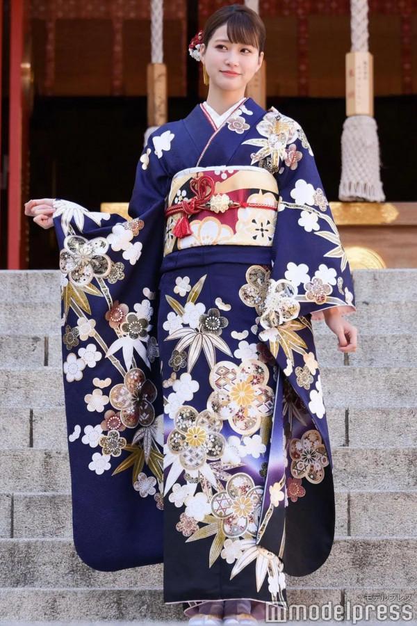 生見愛瑠拍攝成人禮寫真，爆料“媽媽很嚴厲但我想成為那樣的人”