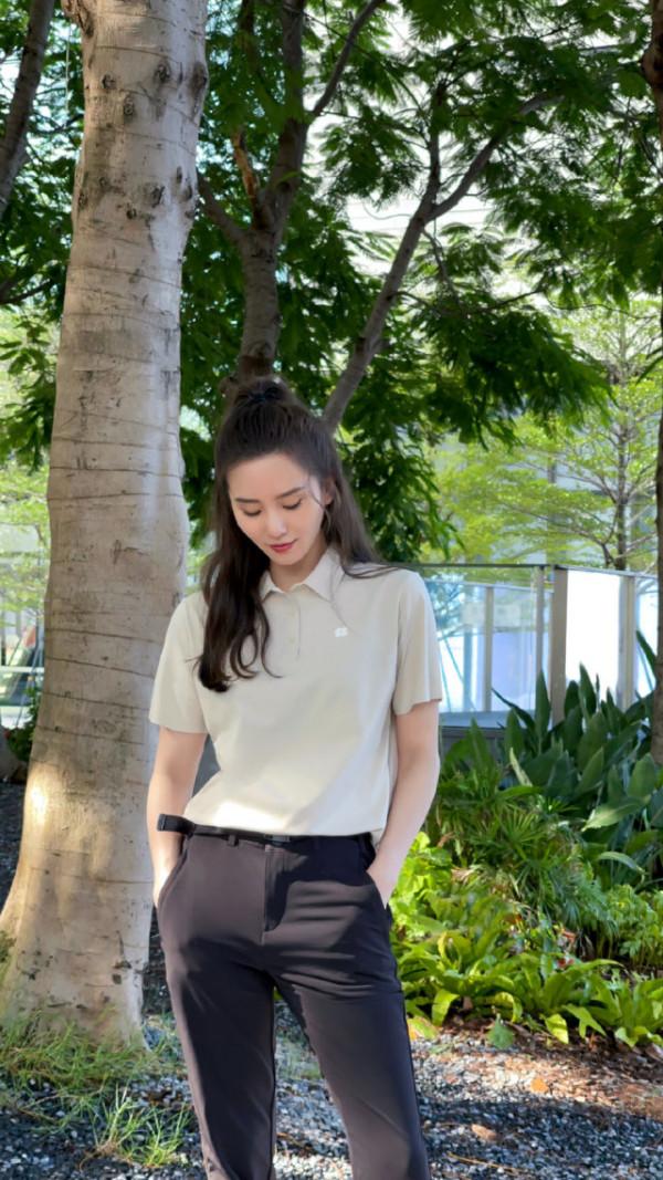 劉詩詩穿搭真搶鏡！POLO衫＋煙管褲比夏天穿時髦，外加風衣好應季