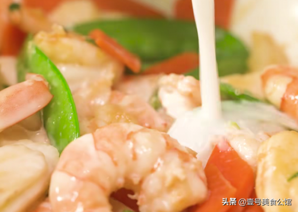 荸薺搭配蝦仁一起炒，鮮嫩清甜又好吃，老少皆宜的家常美食