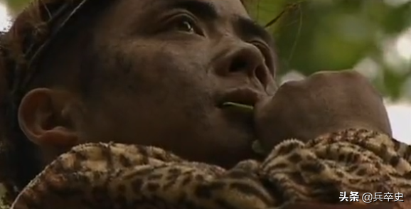 真實故事：湖南7歲男童意外掉進天坑，叢林生存8年成嗜血“野人”