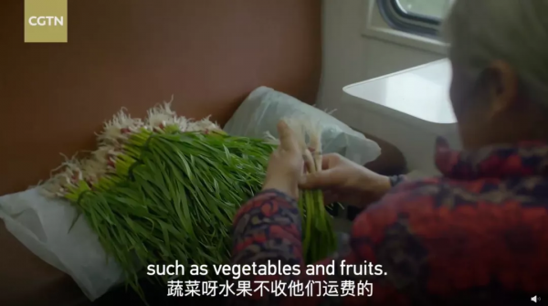 “中國最溫情火車”，1塊錢票價：有人賣菜吆喝，有人畫畫讀書…