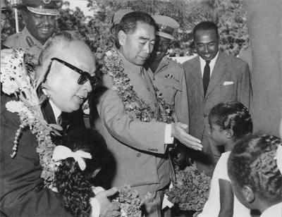 1964年周恩來訪問非洲，得知迦納總統突然遭遇刺殺，依舊毅然前往