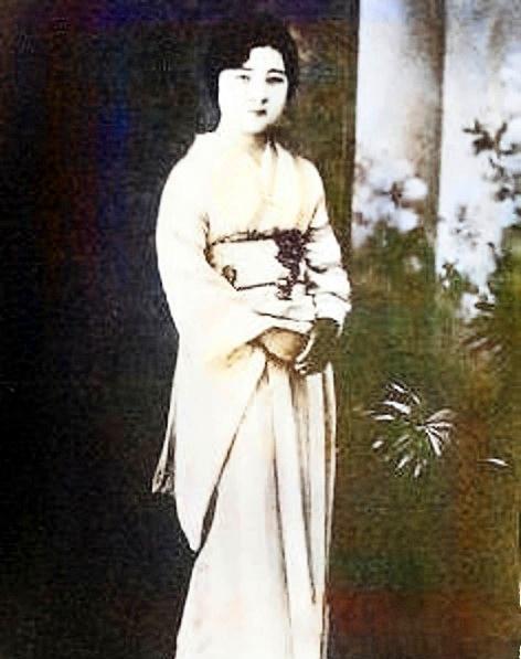 1931年，一名日本女人深夜在丈夫身邊割喉自殺，一年後釀成慘案