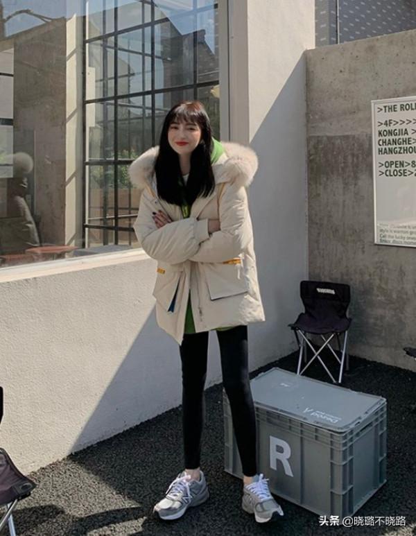 今年火了一種穿法叫:“羽絨服+無痕褲”,時髦顯瘦,明星都上頭 今年火了一種穿法叫:“羽絨服+無痕褲”,時髦顯瘦,明星都上頭