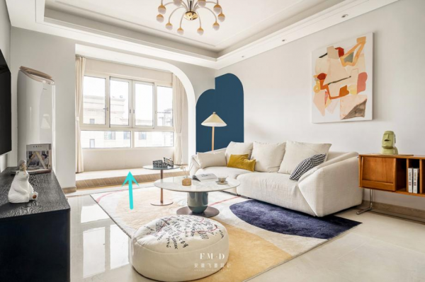 捨棄傳統床頭櫃，床頭左右一高一低，懸空櫃代替是“實用加分項”