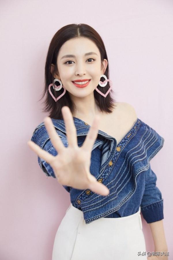 古力娜扎戴愛心耳環，穿牛仔上衣大秀香肩甜度滿分 ​​​​