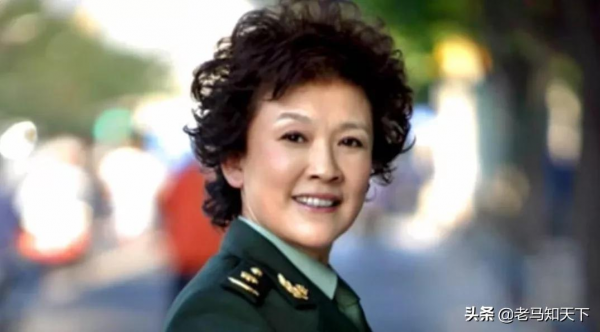 她是國家一級演員，結婚40多年未有孩子，60歲終圓母親夢